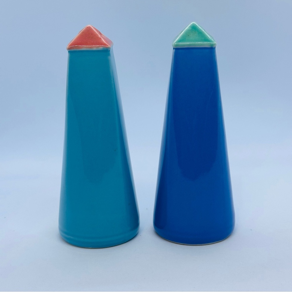 Vintage-Lindt Stymeist Colorways Salt and Pepper Set Pointed Tops Japan 5 3/8" T